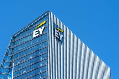 Toronto, Kanada - 6 Mayıs 2019: Toronto şehir merkezindeki EY Tower 'da EY' nin imza ve logosu. Ernst & Young, merkezi İngiltere 'de bulunan çok uluslu bir muhasebe şirketidir..
