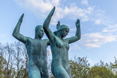 OSLO NORway - 13 Mayıs 2016: Norveç 'in başkenti Oslo' da Gustav Vigeland 'ın Vigeland Heykel Parkı' ndaki Çeşme. Vigeland Park tek bir sanatçı tarafından yapılan dünyanın en büyük heykel parkı..