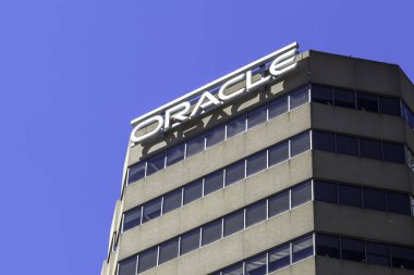 Toronto, Ontario, Kanada - 19 Haziran 2018: Oracle Canada Toronto ofis binasının Kahin tabelası. Oracle Corporation, çok uluslu bir bilgisayar teknolojisi şirketidir..