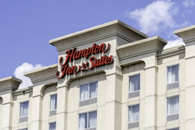 Mississauga, Ontario, Kanada - 11 Ağustos 2019: Hampton Inn & Suites by Hilton, Pearson Havalimanı, Ontario, Kanada. Hampton Inn, Hilton tarafından tescillenen bir oteldir..