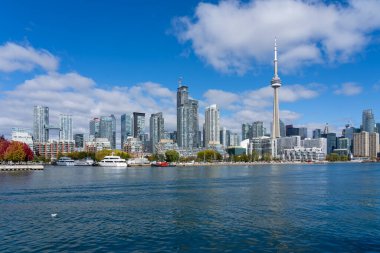 Ontario Gölü 'nden Toronto şehir merkezinin ufuk çizgisi. Toronto, Kanada.