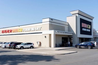 Markham, Ontario, Kanada - 5 Ağustos 2019: Markham, Ontario, Kanada 'da Winco süpermarketi.
