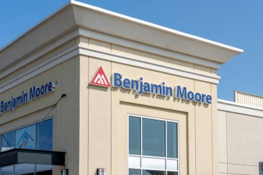 Oakville, Ontario, Kanada - 25 Temmuz 2019: Benjamin Moore mağazası Oakville, Ontario, Kanada. Benjamin Moore boya üreten bir Amerikan şirketidir..