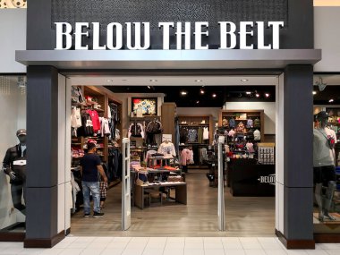 Vaughan, Ontario, Kanada - 4 Haziran 2019 Vaughan, Ontario, Kanada 'daki Vaughan Mills Belt mağazasının altında. Belt 'in altında çeşitli Batı Yakası gündelik kıyafetleri sergileniyor..