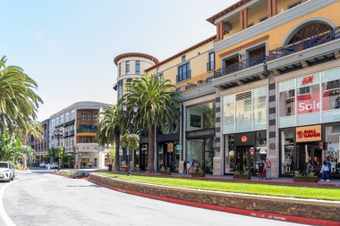 San Jose, CA, ABD - 11 Haziran 2023: San Jose, Kaliforniya, ABD 'de Santana Row sokak manzarası. Santana Row, Silikon Vadisi 'nin alışveriş, yemek, yaşam ve daha fazlası için ilk durağıdır..