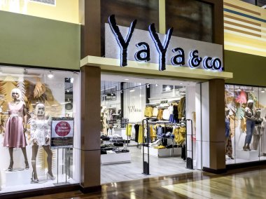 Vaughan, Ontario, Kanada - 4 Haziran 2019: YaYa & Co. mağaza önü Toronto yakınlarındaki Vaughan Mills alışveriş merkezinde. YaYa & Co. Kanada 'da bir giyim mağazasıdır..