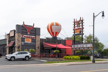Niagara Şelalesi, Ontario, Kanada - 27 Mayıs 2019: Niagara Şelalesi 'nde Sınır BBBQ ve Smokehouse, Ontario, Kanada.