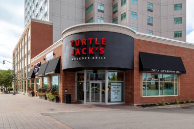 Niagara Şelalesi, Ontario, Kanada - 3 Eylül 2019: Niagara Şelalesi, Ontario, Kanada 'da Turtle Jack' in restoranının girişi. Turtle Jack bir Kanada restoranıdır. .