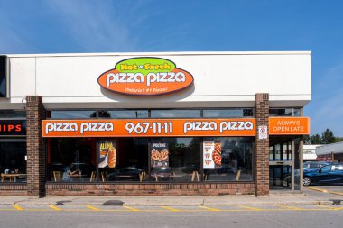 Thornhill, Vaughan, On, Kanada - 20 Eylül 2024 Thornhill, Vaughan 'da Pizza, On, Kanada' da bayiliğe sahip bir Kanada hızlı servis restoranı..