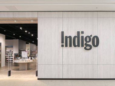 Richmond Hill, Ontario, Kanada - 20 Mayıs 2019: Richmond Hill, Kanada 'daki Hillcrest alışveriş merkezinde Indigo Kitabevi. Indigo Kanada 'nın en büyük kitap, hediye ve özel oyuncak perakendecisi..