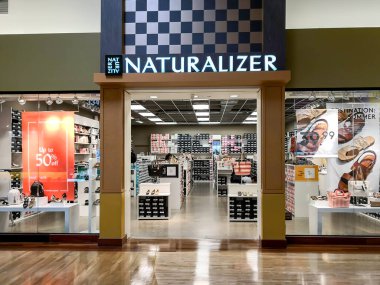 Vaughan, Ontario, Kanada - 4 Haziran 2019: Toronto yakınlarındaki Vaughan Mills alışveriş merkezinde Naturalizer mağazası. Naturalizer Caleres 'in bir ayakkabı markası..