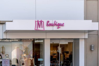 Toronto, Kanada - 15 Ekim 2019: 00 Toronto 'daki Don Mills Dükkanı' nda mağaza vitrini. M Butiği Kanadalı bir kadın giyim mağazası..