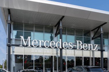 Thornhill, ON, Kanada - 20 Eylül 2024: Binada Mercedes-Benz logosu var. Thornhill, on, Kanada. Mercedes-Benz, Alman lüks ve ticari araç markası..