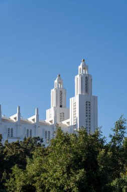 Casablanca Katedrali 'nin tepesinde Kazablanka, Fas' taki Arap Birliği Parkı 'ndan izlendi. Casablanca Katedrali ya da Kutsal Kalpler Kilisesi, 1930 yılında inşa edilmiş eski bir Roma Katolik Kilisesi..