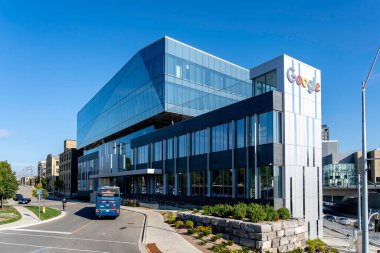 Kitchener-Waterloo, On, Kanada - 10 Ekim 2024: Google tabelası Kitchener-Waterloo, Ontario, Kanada 'daki ofis binasında. Google bir Amerikan teknoloji şirketidir..