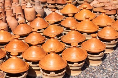Tagine kil kapları satılığa çıkarıldı. Fas 'ta. Tagine koni şeklinde bir tencere. Düz kenarlı ve uzun konik kapağı var..