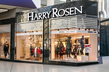 Toronto, Kanada - 4 Ocak 2019: Harry Rosen Toronto, Kanada 'daki Eaton Centre Mall' da dükkan önü. Harry Rosen, üst düzey erkek kıyafetleri giyen bir Kanada markası..