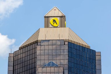 Scarborough, Toronto, Kanada - 30 Haziran 2018: Scarborough, Toronto, Kanada 'daki Sarı Sayfalar Kulesi. Sarı Sayfalar Kulesi ayırt edici, simetrik bir ofis kulesidir.. 