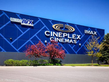 Oakville, Ontario, Kanada - 20 Mayıs 2019: Oakville, Ontario, Kanada 'da Sinema İşareti. Cineplex Cinemas, Kanadalı bir eğlence şirketi olan Cineplex Inc.