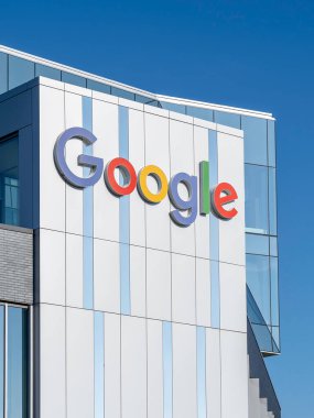 Kitchener-Waterloo, On, Kanada - 10 Ekim 2024: Google tabelası Kitchener-Waterloo, Ontario, Kanada 'daki ofis binasında. Google bir Amerikan teknoloji şirketidir..