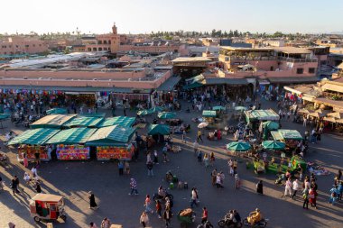 Jemaa el-Fnaa Meydanı 'nda akşamları gün batımında yukarıdan