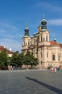 Prag, Çek Cumhuriyeti - 8 Ağustos 2024: Prag, Çek Cumhuriyeti 'ndeki Old Town Square. Eski şehir meydanı Prag 'ın Eski Şehir Mahallesi' nde tarihi bir meydandır..