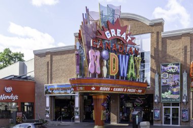 Niagara Şelalesi, Ontario, Kanada - 4 Eylül 2019: Clifton Hill, Niagara Şelalesi, Ontario 'da Büyük Kanada Yarıyolu Girişi. Great Canadian Midway 300 oyunun yer aldığı bir eğlence merkezi..