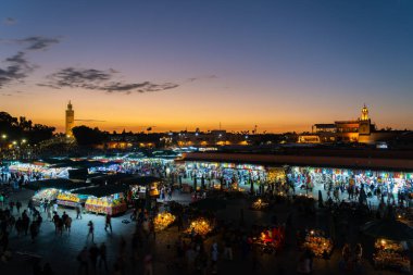 Marakeş, Fas - 31 Ekim 2024: Marakeş, Fas 'ta gece Jemaa el-Fnaa meydanına bakıyorum. Jemaa el-Fnaa, Marakeş 'in eski şehrinde bir pazar ve meydan..