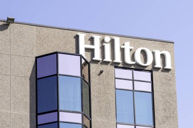 Markham, Ontario, Kanada - 5 Ağustos 2019: Markham, Ontario, Kanada 'daki otel binasında Hilton tabelası. Hilton Otelleri ve Resorts, Amerika Birleşik Devletleri 'nin küresel hizmet veren otelleri ve tatil beldeleri markası..