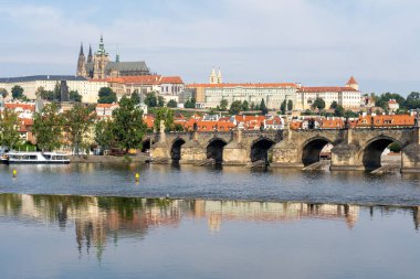 Görünüm Charles Köprüsü ve Prag Kalesi Nehri vltava, Çek Cumhuriyeti