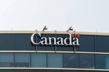 Binada Kanada Hükümeti logosu var. Edmonton, Alberta, Kanada - 14 Temmuz 2023. Kanada hükümeti, Kanada 'nın federal yönetiminden sorumludur..