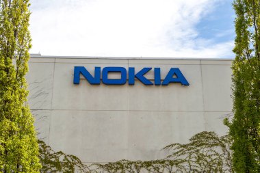 Markham, Ontario, Kanada - 21 Mayıs 2018: Markham, Ontario 'da Nokia' nın işareti. Nokia, Finlandiya 'da çok uluslu bir telekomünikasyon, bilgi teknolojisi ve tüketici elektroniği şirketidir..
