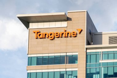 Toronto, Kanada - 7 Ağustos 2019: Toronto, Kanada 'daki Tangerine North York ofis binası. Mangerine, Kanada 'da bir bankadır ve Scotiabank' ın yan kuruluşudur..