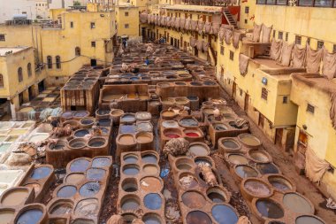 İşçiler Fez, Fes el Bali, Fas, Afrika 'daki tabakhanede deri boyuyorlar.