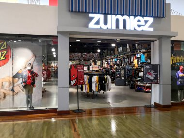 Vaughan, Ontario, Kanada - 4 Haziran 2019: Zumiez mağazası Toronto yakınlarındaki Vaughan Mills alışveriş merkezinde. Zumiez Inc., bir Amerikan özel giyim mağazası..