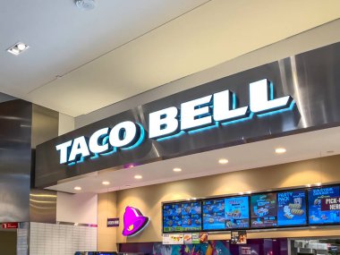Vaughan, Ontario, Kanada - 4 Haziran 2019: Toronto, Kanada yakınlarındaki Vaughan Mills alışveriş merkezinde Taco Bell 'in imzası. Taco Bell, Amerikan fast food restoranları zinciri..