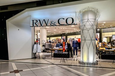 Toronto, Kanada - 4 Mart 2019: Toronto, Kanada 'daki Eaton Centre Mall' da RW & CO mağaza önü. RW & CO, Kanadalı bir perakende satış şirketi olan Reitmans 'ın bir bölümüdür..