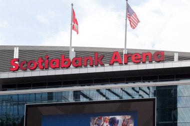 Toronto, Kanada - 2 Temmuz 2018: Toronto Scotiabank Arena 'nın işareti. Scotiabank Arena (1 Temmuz 2018, Toronto), Toronto 'da bulunan çok amaçlı bir spor salonudur..