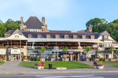NIAGARA FALLS, ONTARIO, Kanada - 23 Temmuz 2016: Niagara Park, Ontario Kraliçe Victoria Place. Queen Victoria Place, Niagara Park, Ontario 'da tarihi bir hediyelik eşya dükkânı ve restoranıdır..