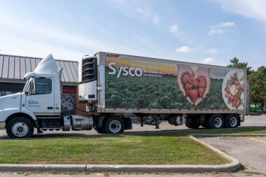 Thornhill, Vaughan, On, Kanada - 20 Eylül 2024: Otoparkta bir Sysco kamyonu. Sysco, Kuzey Amerika 'da gıda ve ev işleri sektörleri için gıda dağıtımı yapan bir dağıtıcı..