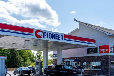 Vaughan, Ontario, Kanada - 4 Ağustos 2019: Pioneer benzin istasyonundan Sig; Pioneer Energy LP Ontario, Kanada 'da bir gaz perakendecisi ve bakkal operatörü..