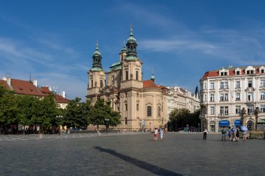 Prag, Çek Cumhuriyeti - 8 Ağustos 2024: Prag, Çek Cumhuriyeti 'ndeki Old Town Square. Eski şehir meydanı Prag 'ın Eski Şehir Mahallesi' nde tarihi bir meydandır..