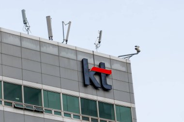 Busan, Güney Kore - 8 Nisan 2019 Busan, Güney Kore 'deki binada KT işareti. KT Şirketi eski adıyla Kore Telekom, Güney Kore 'nin en büyük telefon şirketidir..