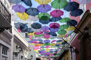 San Juan, Porto Riko - 27 Ocak 2019 Eski San Juan 'da renkli şemsiyelerle süslenmiş bir cadde. Eski San Juan, Porto Riko 'daki en eski yerleşim yeridir..