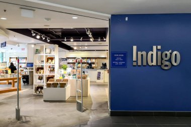 Toronto, Kanada - 8 Mart 2019: Kanada 'nın Toronto kentindeki Yonge Eglinton Centre' da bulunan Indigo Books Music & Cafe Kanada 'nın en büyük kitap, hediye ve özel oyuncak perakendecisi..