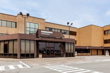 Toronto, Ontario, Kanada - 6 Mayıs 2018: Downsview bölgesindeki Bombardier Aerospace binası, Bombardier Inc. şirketinin bir bölümü..