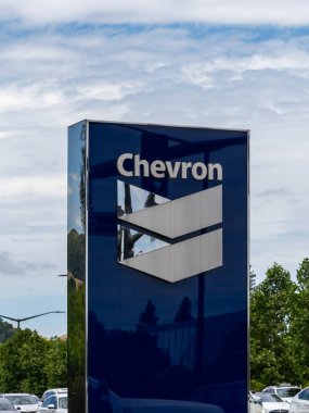 12 Haziran 2023 'te San Ramon, Kaliforniya, ABD' deki kampüsün girişinde sembol işareti. Chevron Corporation, ağırlıklı olarak petrol ve gaz sektöründe faaliyet gösteren bir Amerikan çokuluslu enerji şirketidir..