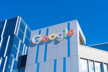 Kitchener-Waterloo, On, Kanada - 10 Ekim 2024: Google tabelası Kitchener-Waterloo, Ontario, Kanada 'daki ofis binasında. Google bir Amerikan teknoloji şirketidir..