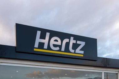Essaouira, Fas - 17 Ekim 2024: Hertz logosu sabah erken saatlerde bir havaalanındaki araba kiralama ofisinde görüldü..