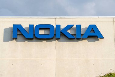 Markham, Ontario, Kanada - 16 Ağustos 2018: Markham, Ontario 'da Nokia' nın işareti. Nokia, Finlandiya 'da çok uluslu bir telekomünikasyon, bilgi teknolojisi ve tüketici elektroniği şirketidir..